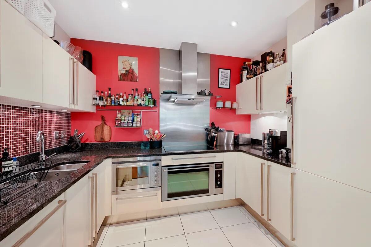2 bed property in Battersea Reach, London